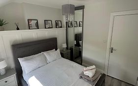 Westland Suites - Stylish, Modern, Elegant, Central Apartments A